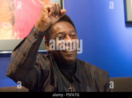 Pele,de son vrai nom Edson Arantes do Nascimento, assiste à une exposition sur lui dans Bond Street à l'occasion de son 75e anniversaire Banque D'Images