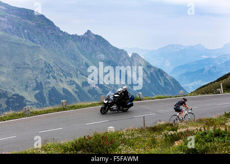 Cycliste et motocycliste sur Uphill road, Alpes orientales Banque D'Images