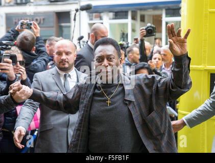 Pele,de son vrai nom Edson Arantes do Nascimento, assiste à une exposition sur lui dans Bond Street à l'occasion de son 75e anniversaire Banque D'Images