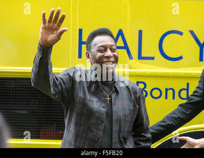 Pele,de son vrai nom Edson Arantes do Nascimento, assiste à une exposition sur lui dans Bond Street à l'occasion de son 75e anniversaire Banque D'Images