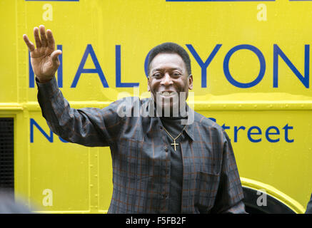 Pele,de son vrai nom Edson Arantes do Nascimento, assiste à une exposition sur lui dans Bond Street à l'occasion de son 75e anniversaire Banque D'Images