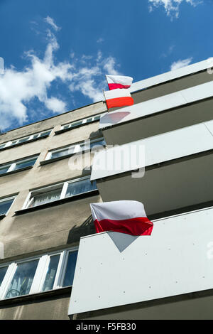 Wroclaw, Pologne, Polonais les drapeaux sur les balcons d'une maison d'habitation Banque D'Images