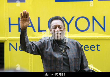 Pele,de son vrai nom Edson Arantes do Nascimento, assiste à une exposition sur lui dans Bond Street à l'occasion de son 75e anniversaire Banque D'Images