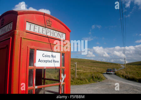 Téléphone distant fort rouge traditionnel K6 téléphone fort kiosque sur le chemin Mountain près de Powys Abergwesyn Cambrian Mountains Mid Wales UK Banque D'Images