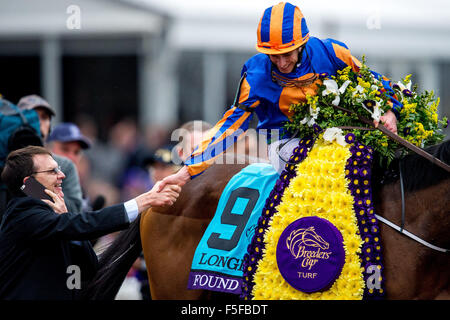 Lexington, Kentucky, USA. 31 octobre, 2015. 31 octobre 2015 : trouvés (IRE), monté par Ryan L. Moore, formateur avec Aidan P. O'Brien (à gauche) après avoir gagné la Longines Breeders' Cup Turf (Grade I) à Lexington, Kentucky, le 31 octobre 2015. Jon Durr/ESW/CSM/Alamy Live News Banque D'Images