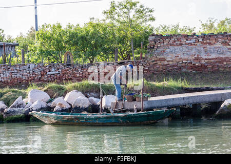 Un homme âgé de la Yole à Venise Verte Banque D'Images