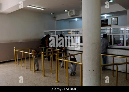 Les gens d'acheter des billets de ferry pour traverser le tigre à la partie iraquienne de l'Semalka à travers le passage de la frontière du Tigre, qui se divisent entre le nord de l'Iraq et de facto l'Rojava région autonome kurde originaires et composée de trois cantons autonomes dans le nord de la Syrie Banque D'Images