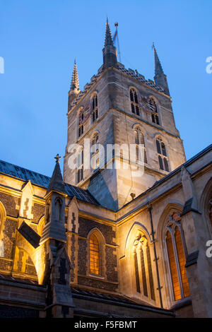 La cathédrale de Southwark tour centrale la nuit tombée crépuscule London England UK Banque D'Images