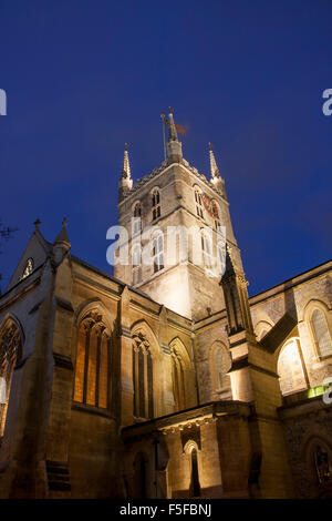 La cathédrale de Southwark la nuit tombée crépuscule London England UK Banque D'Images