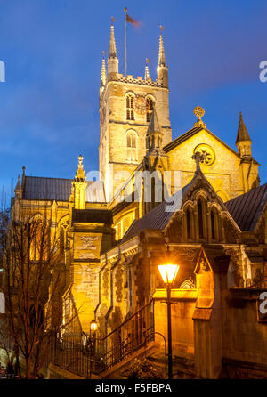 La cathédrale de Southwark au crépuscule crépuscule nuit London England UK Banque D'Images