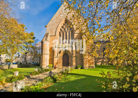 La CATHÉDRALE DE DORNOCH SUTHERLAND EN ÉCOSSE JUSQU'À LA PORTE ET entouré d'ARBRES D'AUTOMNE Banque D'Images