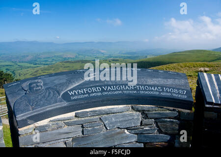 Mémorial à Wynford Vaughan-Thomas compositeur et avec vue sur montagnes galloises près de Dylife Powys Pays de Galles UK Banque D'Images