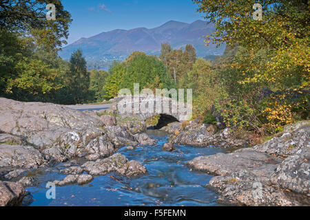 Ashness Bridge en automne et vues sur Catbells Maiden et Moor, Lake District, Cumbria, England, UK, FR. Banque D'Images