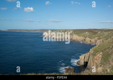 Vue sur les falaises de Lands End en Cornouailles Banque D'Images