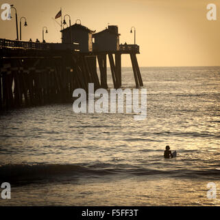 San Clemente, Californie, USA. 9Th Mar, 2012. Un jeune surfer dans les eaux au nord de la jetée de San Clemente à la fin de l'automne, attend la prochaine vague parfaite pendant une fin d'après-midi Sunset surf session. ----San Clemente, situé à la pointe la plus méridionale du comté d'Orange, est connu pour sa plage de surf et de la culture ainsi que d'un temps doux toute l'année. © David Bro/ZUMA/Alamy Fil Live News Banque D'Images