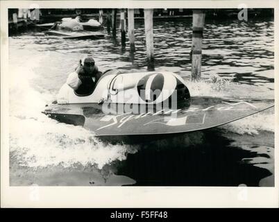 1967 - 75 pilotes à partir de sept nations étaient au volant sur le ''Grand Prix d'Allemagne'' lors de l'ADAC- jubilé régate sur le Lac de Starnberg. C'est l'ADAC club automobile allemand. Le plus intéressant, c'est ce de la classe 1,5 litre. Sept bateaux étaient à ce concours par le conseil d'administration, mais ils ne pouvaient pas prendre le prix du champion du monde Cometti (Italie) qui a récemment mis en place son propre record du monde de 128km à 137 kilomètres par heure. Notre photo montre champion du monde Cometti aller juste à pleine vitesse vers le point de départ. Il a remporté le score du 929. (Crédit Image : © Keystone Photos USA/ZUMAP Banque D'Images