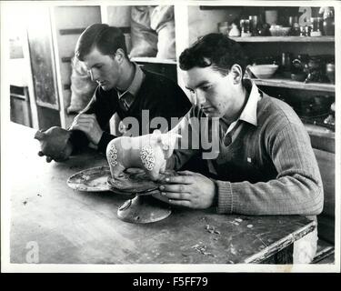 1959 - Tel père Prince ira à Gordonstoun. : enfin la news n'est pas le Prince Charles ira à Gordonstoun, fille de son père sur la vieille école Morey Firth en Ecosse. Au début de l'été il va rejoindre Moulin Lodge, une maison avec 60 garçons à l ?519-a-année, 400 élève de l'école difficile. Son directeur est M. F.R.G. Chew, qui a dirigé l'établissement depuis 1959. L'objectif principal de Gordonstoun, trouvé en 1934 par le Dr Kurt Hahn, est le développement du caractère et l'initiative, en mettant l'accent sur l'auto-discipline et l'endurance physique. Il n'y a aucune raison de s'attendre à ce que le Prince Charles wil Banque D'Images