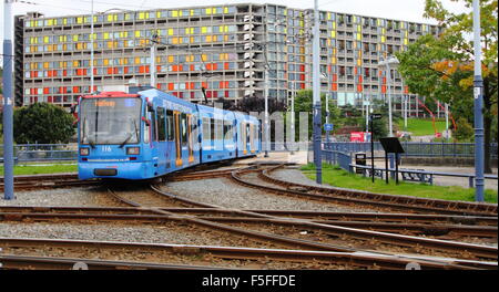 Stagecoach Supertram Sheffield un passe par Park Hill appartements dans le centre-ville de Sheffield, South Yorkshire, Angleterre Royaume-uni - Septembre Banque D'Images