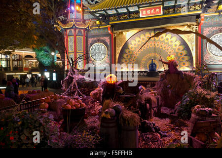 Les hommes de citrouille citrouilles de récolte ou tout ce qu'ils font dans un Spooky Halloween paysage en face de la Pantomime Theatre dans Tivoli Banque D'Images