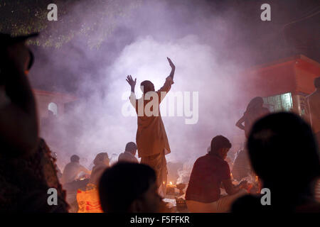 Dhaka, Bangladesh. 29Th sep 2015. Les hindous se rassemblent pour célébrer le Rakher Upabas festival hindou religieux. Pendant le festival, tous les soirs les gens allument un feu et garder le jeûne jusqu'à la lampe grille. © K M Asad/ZUMA/Alamy Fil Live News Banque D'Images