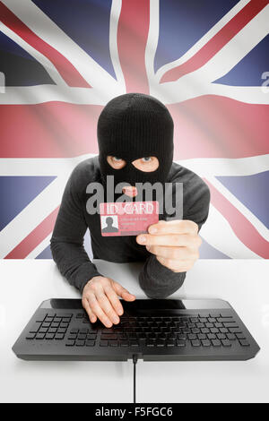 Hacker avec ID carte en main et d'un drapeau sur fond - Royaume-Uni Banque D'Images
