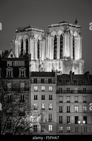 Les tours gothiques français de Notre Dame de Paris Cathédrale illuminée la nuit. L'Ile de la Cité, 4e arrondissement, Paris, France Banque D'Images