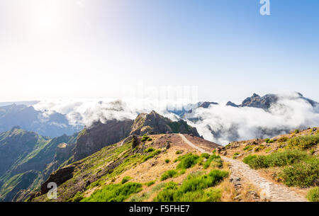 Montagnes dans les nuages Banque D'Images
