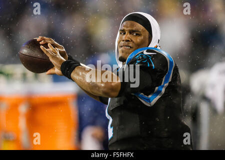 Les heures supplémentaires. 2e Nov, 2015. NC, Caroline Panthère quarterback Cam Newton # 1 se réchauffe dans un match contre les Colts d'Indianapolis le 2 novembre 2015 à la Banque d'Amérique à Charlotte, Caroline du Nord. Les Panthère défait les Colts 29-26 en prolongation.Margaret Bowles/CSM/Alamy Live News Banque D'Images