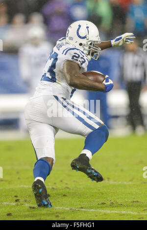 Les heures supplémentaires. 2e Nov, 2015. NC, Indianapolis Colts Frank Gore running back # 23 trouve un trou dans la ligne défensive dans un match contre les Panthers de la Caroline le 2 novembre 2015 à la Banque d'Amérique à Charlotte, Caroline du Nord. Les Panthère défait les Colts 29-26 en prolongation.Margaret Bowles/CSM/Alamy Live News Banque D'Images