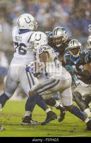 Les heures supplémentaires. 2e Nov, 2015. NC, Indianapolis Colts Frank Gore running back # 23 trouve un trou dans la ligne défensive dans un match contre les Panthers de la Caroline le 2 novembre 2015 à la Banque d'Amérique à Charlotte, Caroline du Nord. Les Panthère défait les Colts 29-26 en prolongation.Margaret Bowles/CSM/Alamy Live News Banque D'Images