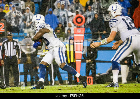 Les heures supplémentaires. 2e Nov, 2015. NC, Indianapolis Colts quarterback Andrew Luck # 12 hands off à Indianapolis Colts Frank Gore running back # 23 dans un match contre les Panthers de la Caroline le 2 novembre 2015 à la Banque d'Amérique à Charlotte, Caroline du Nord. Les Panthère défait les Colts 29-26 en prolongation.Margaret Bowles/CSM/Alamy Live News Banque D'Images