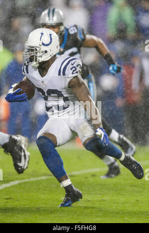 Les heures supplémentaires. 2e Nov, 2015. NC, Indianapolis Colts Frank Gore running back # 23 trouve un trou dans la ligne défensive dans un match contre les Panthers de la Caroline le 2 novembre 2015 à la Banque d'Amérique à Charlotte, Caroline du Nord. Les Panthère défait les Colts 29-26 en prolongation.Margaret Bowles/CSM/Alamy Live News Banque D'Images