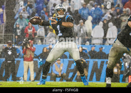 Les heures supplémentaires. 2e Nov, 2015. NC, Caroline Panthère quarterback Cam Newton # 1 lance vers à un récepteur dans un match contre les Colts d'Indianapolis le 2 novembre 2015 à la Banque d'Amérique à Charlotte, Caroline du Nord. Les Panthère défait les Colts 29-26 en prolongation.Margaret Bowles/CSM/Alamy Live News Banque D'Images