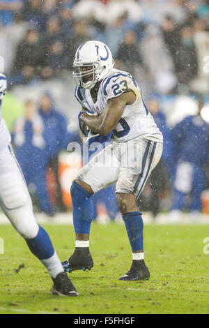 Les heures supplémentaires. 2e Nov, 2015. NC, Indianapolis Colts Frank Gore running back # 23 trouve un trou dans la ligne défensive dans un match contre les Panthers de la Caroline le 2 novembre 2015 à la Banque d'Amérique à Charlotte, Caroline du Nord. Les Panthère défait les Colts 29-26 en prolongation.Margaret Bowles/CSM/Alamy Live News Banque D'Images