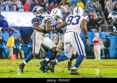 Les heures supplémentaires. 2e Nov, 2015. NC, Carolina Panthers Bene évoluait" Benwikere # 25 attaque à Indianapolis Colts Frank Gore running back # 23 dans un match de la NFL [Gore, Frank], le 2 novembre 2015 à la Banque d'Amérique à Charlotte, Caroline du Nord. Les Panthère défait les Colts 29-26 en prolongation.Margaret Bowles/CSM/Alamy Live News Banque D'Images