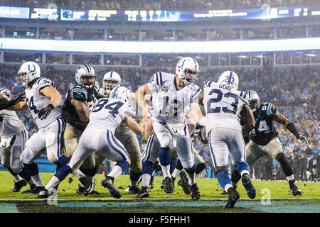 Les heures supplémentaires. 2e Nov, 2015. NC, Indianapolis Colts quarterback Andrew Luck # 12 hands off à Indianapolis Colts Frank Gore running back # 23 profondément dans le territoire des Colts NFL dans un match contre les Panthers de la Caroline le 2 novembre 2015 à la Banque d'Amérique à Charlotte, Caroline du Nord. Les Panthère défait les Colts 29-26 en prolongation.Margaret Bowles/CSM/Alamy Live News Banque D'Images