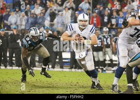 Les heures supplémentaires. 2e Nov, 2015. NC, Indianapolis Colts quarterback Andrew Luck # 12 brouille dans un match contre les Panthers de la Caroline le 2 novembre 2015 à la Banque d'Amérique à Charlotte, Caroline du Nord. Les Panthère défait les Colts 29-26 en prolongation.Margaret Bowles/CSM/Alamy Live News Banque D'Images