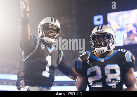 Les heures supplémentaires. 2e Nov, 2015. NC, Caroline panthère d'utiliser de nouveau Jonathan Stewart # 28 et Carolina Panthers quarterback Cam Newton # 1 célébrer un touché dans un match de la NFL le 2 novembre 2015 à la Banque d'Amérique à Charlotte, Caroline du Nord. Les Panthère défait les Colts 29-26 en prolongation.Margaret Bowles/CSM/Alamy Live News Banque D'Images