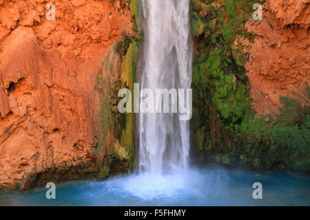 Majestic Mooney Falls sur la réserve des Indiens Havasupai dans le Grand Canyon, Arizona, USA Banque D'Images