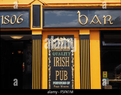 Façade colorée au célèbre Pub irlandais de qualité avec la date 1806 dans la ville de Dingle Comté de Kerry, Irlande Banque D'Images