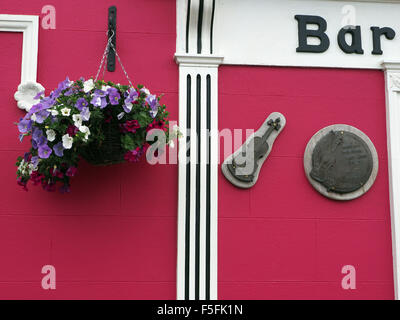 Façade colorée de bar avec musique pour signalisation parfois dans la ville de Dingle Comté de Kerry, Irlande Banque D'Images