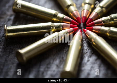 Un plan macro de balles traçantes de petit calibre avec un embout rouge Banque D'Images