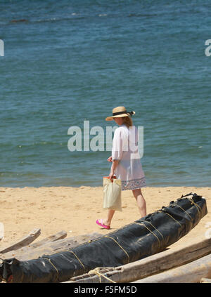 Dame étrangère marche dans kovalam beach Banque D'Images