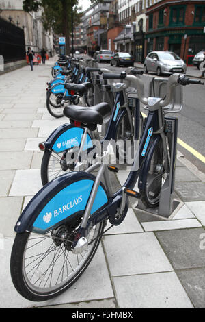 London, UK, UK. 12 Sep, 2011. Barclays Cycle Hire (BCH) est un système de partage de vélos publics qui a été lancé le 30 juillet 2010 à Londres, Royaume-Uni. Les bicyclettes sont comme Boris bikes, après Boris Johnson, qui était le maire de Londres à l'époque du lancement officiel. © Ruaridh Stewart/ZUMAPRESS.com/Alamy Live News Banque D'Images