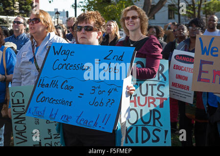 Lansing, Michigan USA. Les enseignants et les autres travailleurs de l'école de Detroit se sont ralliés à la capitale de l'Etat de s'opposer à des soins de santé et d'autres concessions demandées par l'école du district. Les écoles publiques de Detroit ont été exécutés par des gestionnaires d'urgence nommé pour la plupart des 15 dernières années, au cours de laquelle l'inscription a diminué, les classes ont augmenté, et les enseignants ont accepté de concessions répétées. Crédit : Jim West/Alamy Live News Banque D'Images