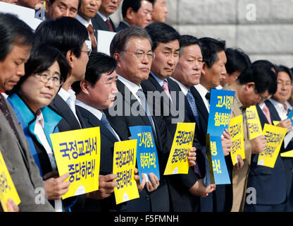 Moon Jae-In, Nov 3, 2015 : Moon Jae-In (5e L), leader de l'opposition de la Corée du Sud politique Nouvelle Alliance pour la démocratie (NPAD) et d'autres législateurs de la NPAD assister à un rassemblement pour dénoncer le président sud-coréen Park Geun-hye et son régime en face du hall principal de l'Assemblée nationale de Séoul, Corée du Sud. Le gouvernement sud-coréen a annoncé mardi le plan de réintroduction de l'histoire émis par l'état des manuels scolaires pour les élèves des écoles intermédiaires et secondaires, ce qui a amené le parti de l'opposition de boycotter les séances de l'Assemblée nationale en signe de protestation, les médias locaux ont rapporté. Credit : AFLO Co.,Ltd/Alamy Live News Banque D'Images