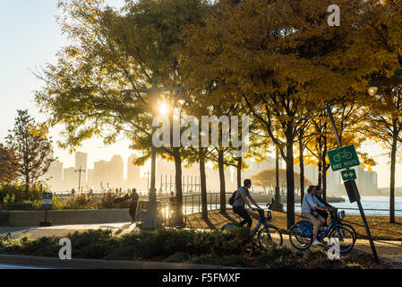 New York, NY Les CitiBikes sur l'Hudson River Greenway Park en automne ©Stacy Walsh Rosenstock/Alamy Banque D'Images