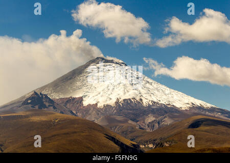 Côté Sud de volcan Cotopaxi lors de l'éruption de 2015 l'eau et de cendres de vapeurs soufflant dans le ciel Banque D'Images