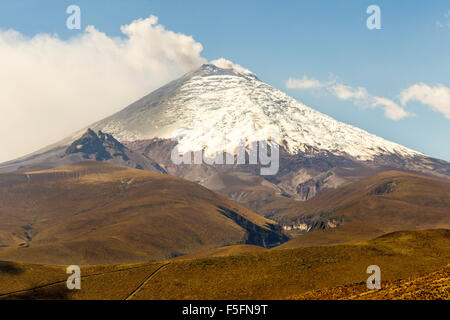 Côté Sud de volcan Cotopaxi lors de l'éruption de 2015 l'eau et de cendres de vapeurs soufflant dans le ciel Banque D'Images