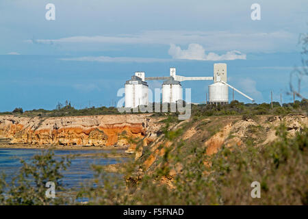 D'énormes silos à grains blancs à Port Giles, sur les falaises rouges à côté de l'océan, s'élevant dans le ciel bleu sur la péninsule de Yorke en Australie Banque D'Images